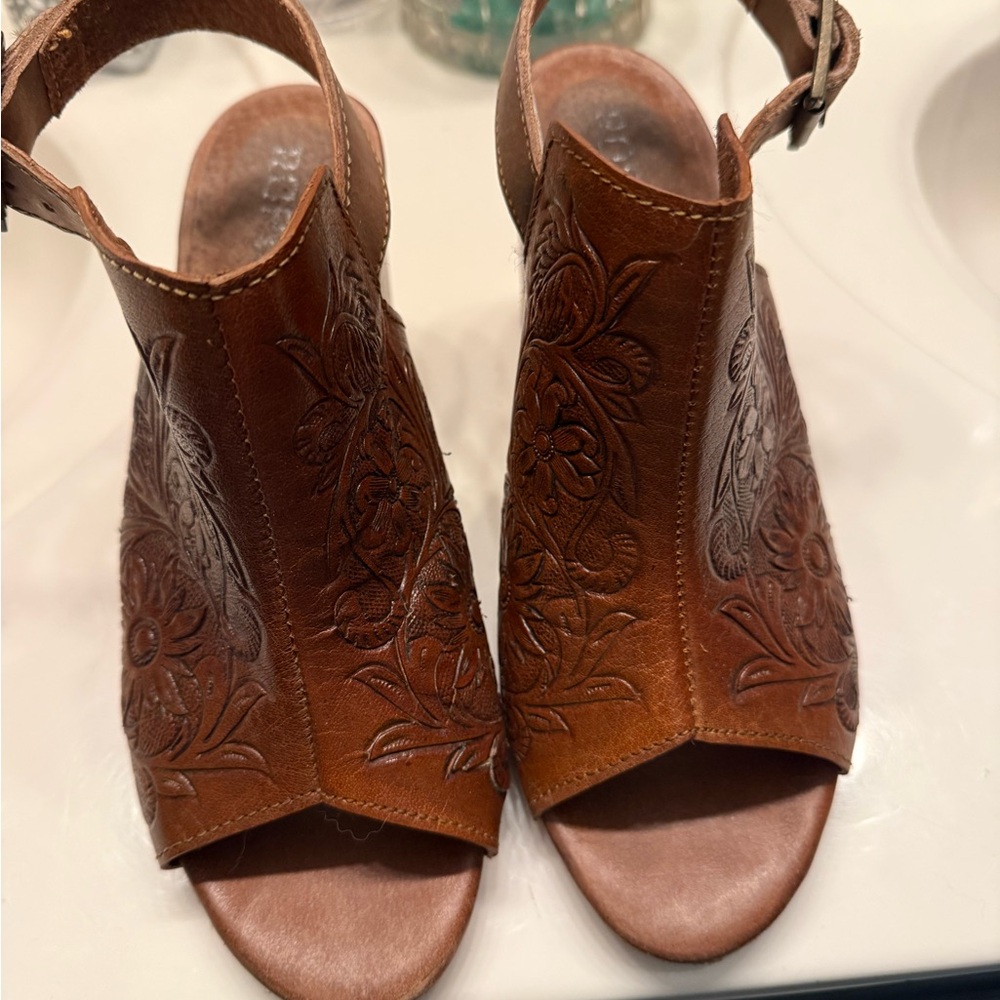 Roper Tan Leather Floral Sandals